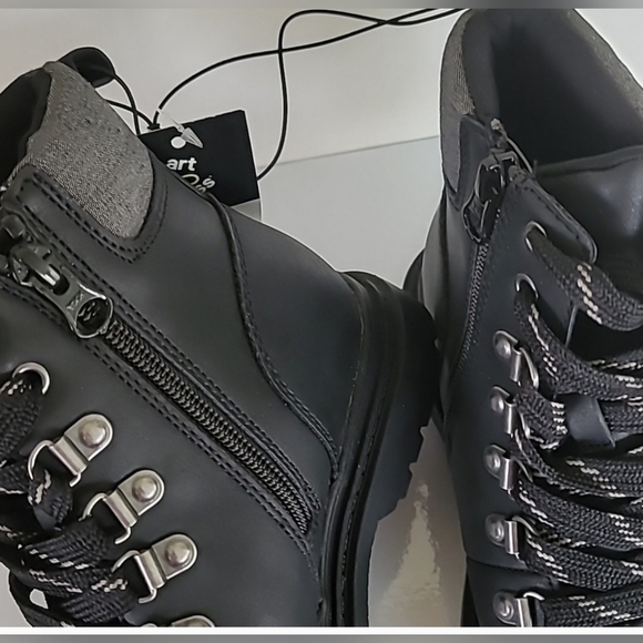 NWT Art Class Boys Black/Gray Atticus Boot Size 2 - Picture 2 of 7
